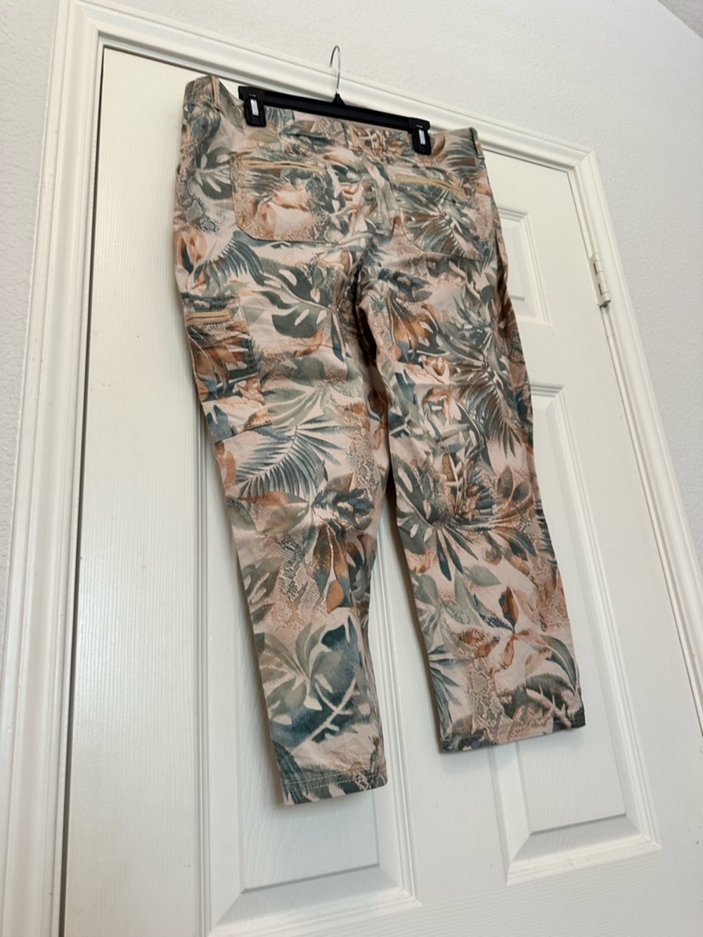 New Chico's Size 2 (US 12) Tropical Leaf Print Capri Cargo Pants - Picture 6 of 10